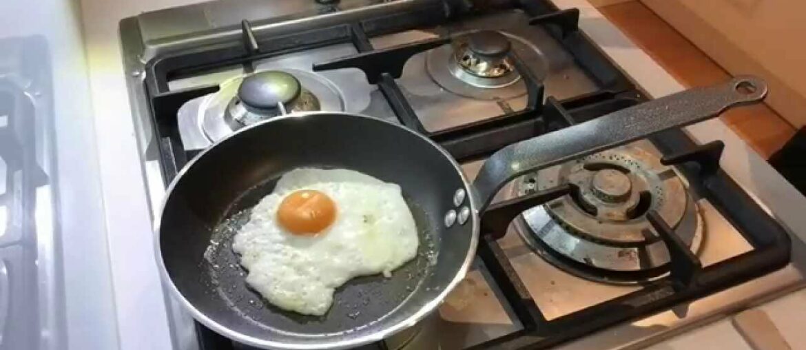 How to Make a French Pan Fried Egg - Culinary Basics