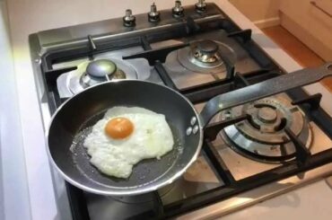 How to Make a French Pan Fried Egg - Culinary Basics