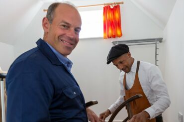 Moving Home with the Experts: How to upcycle a dining table