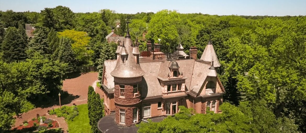 Henderson Castle Kalamazoo MI Bed & Breakfast / Fine Dining / Wedding & Event Venue / Winery / Spa Henderson Castle Kalamazoo MI Bed & Breakfast / Fine Dining / Wedding & Event Venue / Winery / Spa