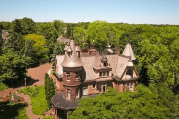 Henderson Castle Kalamazoo MI Bed & Breakfast / Fine Dining / Wedding & Event Venue / Winery / Spa