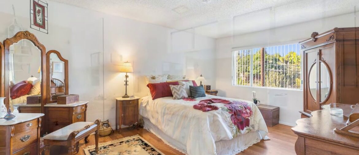 23530 Calvert Street,  Woodland Hills, CA 91367 - Pat Leff - MLS  SR19244314