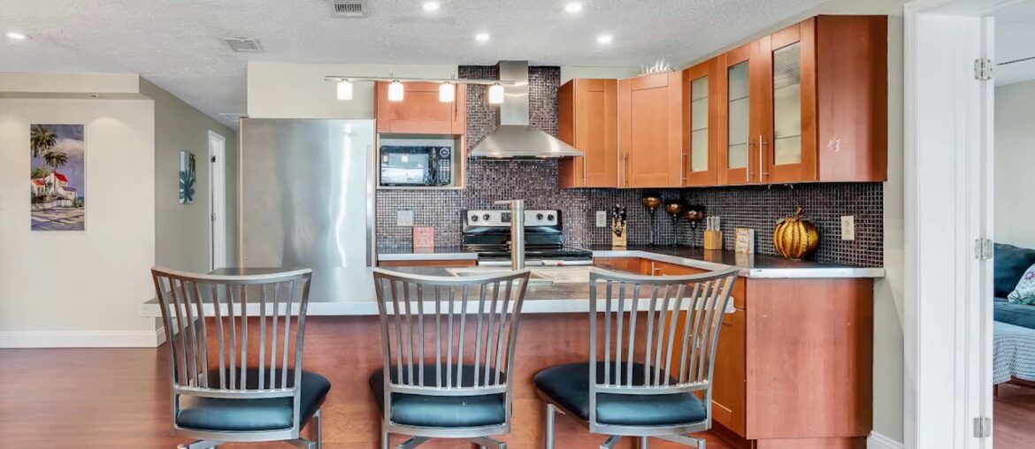 FOR SALE - 9812 61st Ln N, Pinellas Park, FL 33782