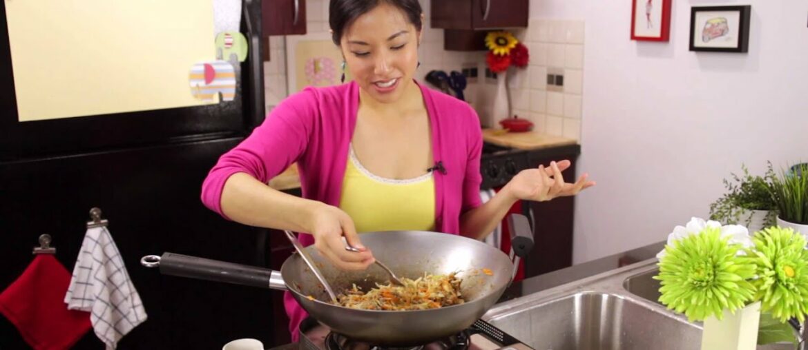 Crispy Spring Rolls Recipe เปาะเปี๊ยะทอด - Hot Thai Kitchen