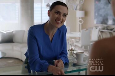 Supergirl 5x03 Kara gets lunch for Lena from France