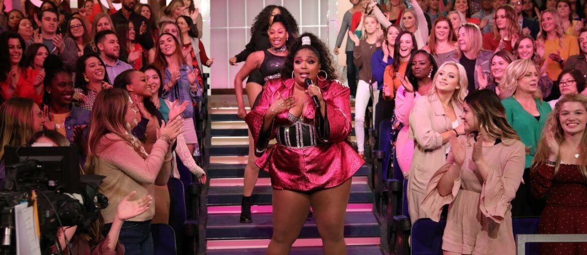 Lizzo Gets the Audience on Their Feet with 'Juice'