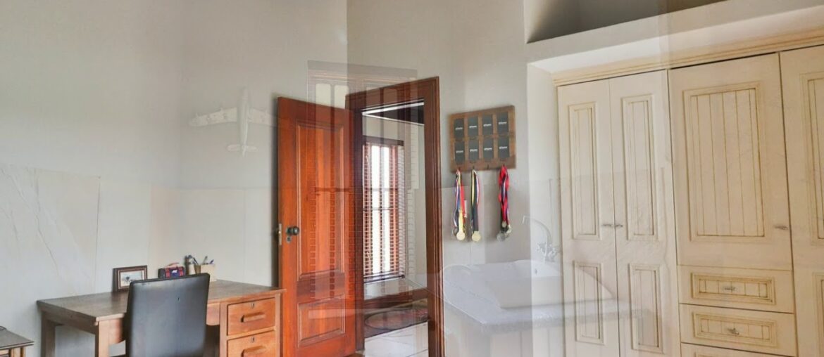 Secure, upmarket 5 Bedroom Home for sale in Leeuwfontein Estate.