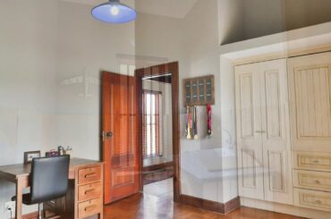 Secure, upmarket 5 Bedroom Home for sale in Leeuwfontein Estate.