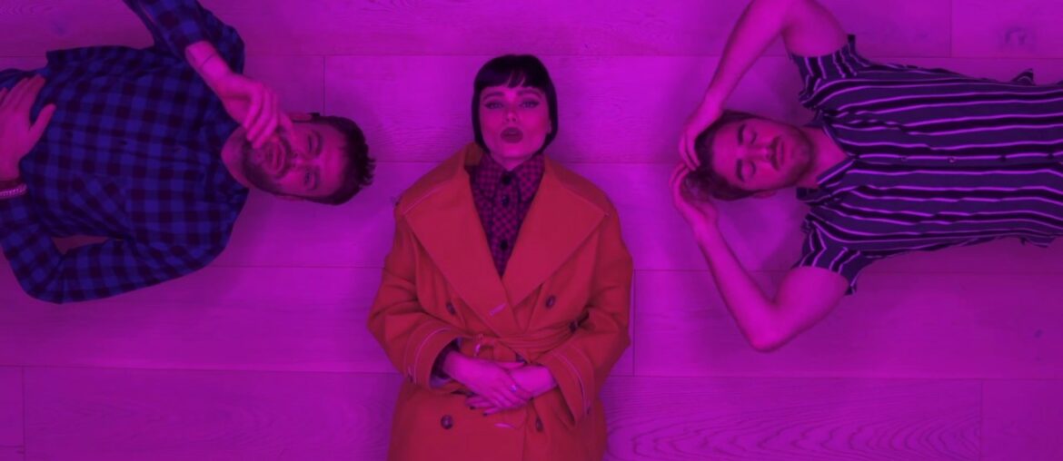 The Chainsmokers – Hope ft. Winona Oak (Lyric Video) The Chainsmokers - Hope ft. Winona Oak (Lyric Video)