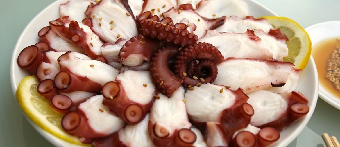 Octopus slices with sesame dipping sauce (Muneo-sukhoe: 문어숙회)