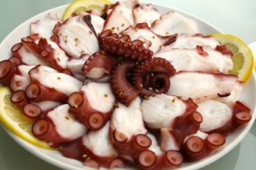 Octopus slices with sesame dipping sauce (Muneo-sukhoe: 문어숙회)