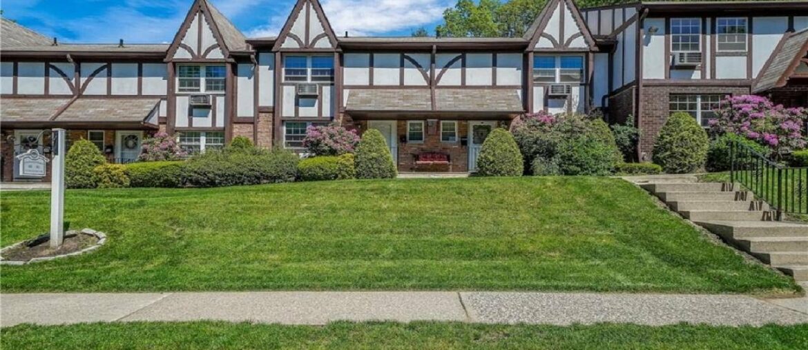 72 Yorkshire Drive, Suffern, NY Presented by The Molfetta Team. 72 Yorkshire Drive, Suffern, NY Presented by The Molfetta Team.