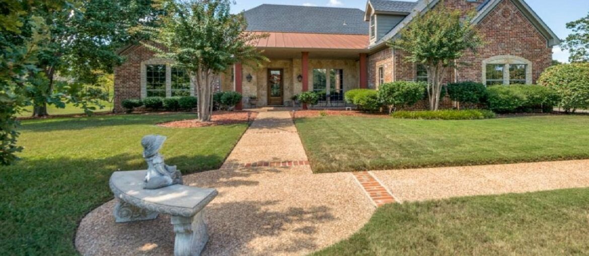 4505 Trotter Lane, Flower Mound, TX Presented by Leeza Morris. 4505 Trotter Lane, Flower Mound, TX Presented by Leeza Morris.