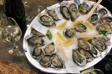 60-SECOND EXCURSION: Eating oysters with white wine for breakfast in Narbonne, France