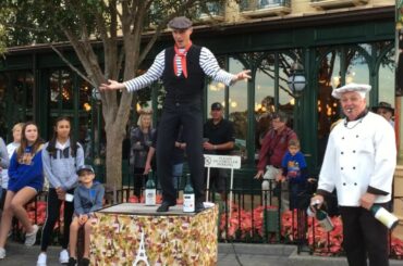 Disney Epcot: France - Serveur Amusant