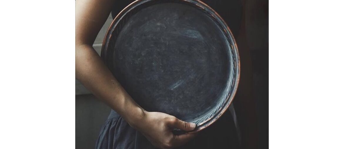 Retro Iron Disc Serving Tray Storage Tray French Country Style Beautiful Antique Golden Rim Metal Retro Iron Disc Serving Tray Storage Tray French Country Style Beautiful Antique Golden Rim Metal