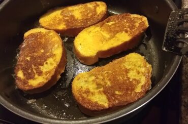 FRENCH TOAST TEXAS STYLE  WITH FRESH FRUIT AND MAPLE SYRUP😋