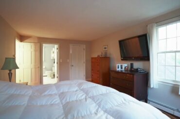 Serene Colonial with Cranberry Bog views - 60 Screenhouse Ln, Duxbury