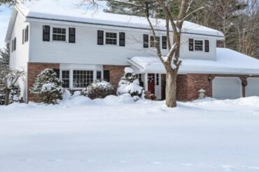 6226 RANDOMWOOD DR, Guilderland TOV, NY Presented by Marion DeSantis.