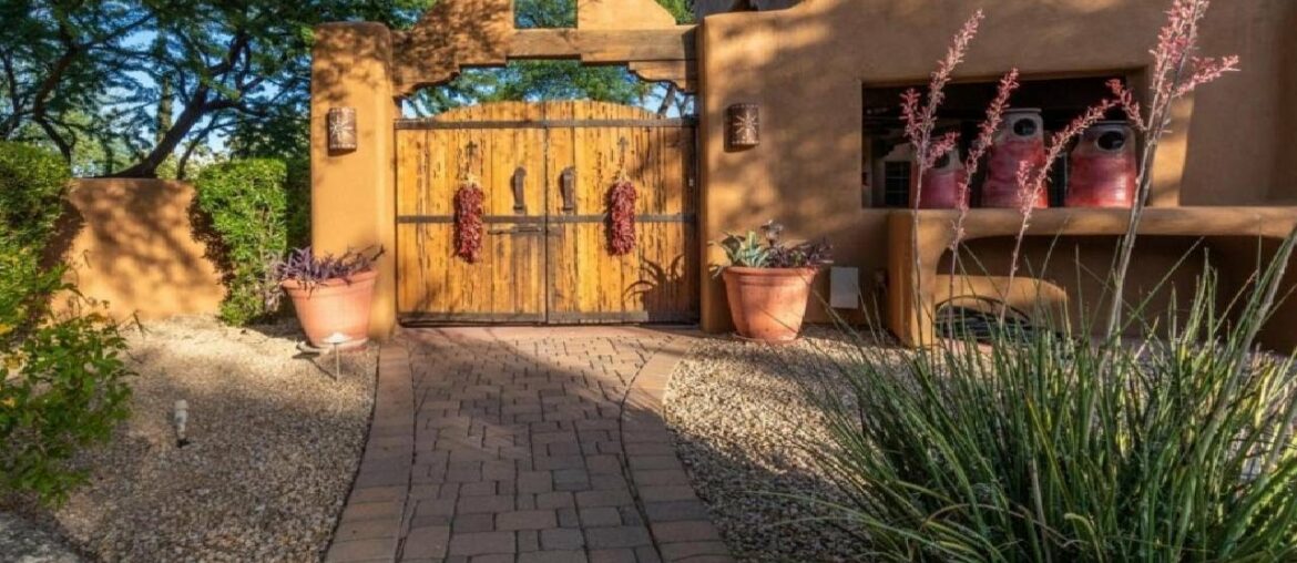 6701 E BLUEBIRD Lane, Paradise Valley, AZ Presented by Riddle Realty Group.