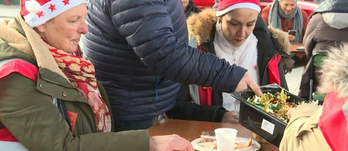 French strikers organise Christmas picnic in front of train station | AFP
