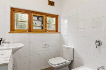 609 NEPEAN HIGHWAY, BRIGHTON