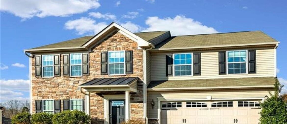 10950 Kingsview Drive, Davidson, NC Presented by High Performance Real Estate Advisors. 10950 Kingsview Drive, Davidson, NC Presented by High Performance Real Estate Advisors.