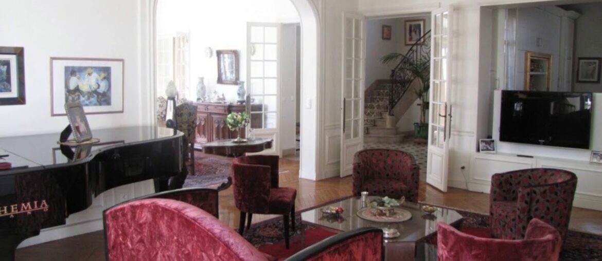 MANOR HOUSE OF THE 19TH CENTURY