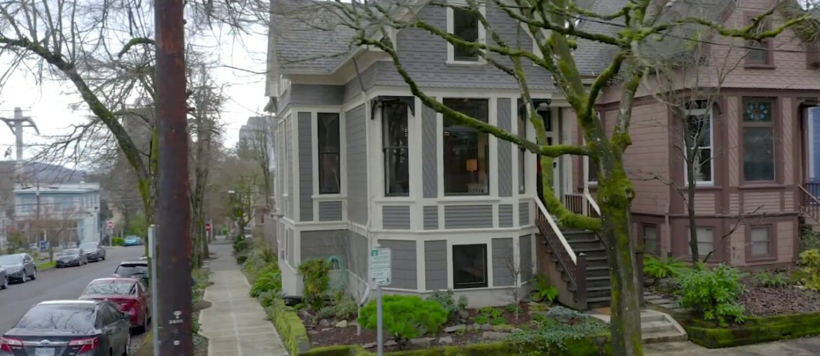 3404 SW Water Avenue - Portland, OR 97239