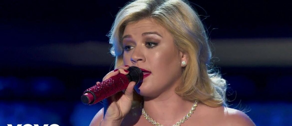 Kelly Clarkson - Silent Night ft. Trisha Yearwood, Reba McEntire