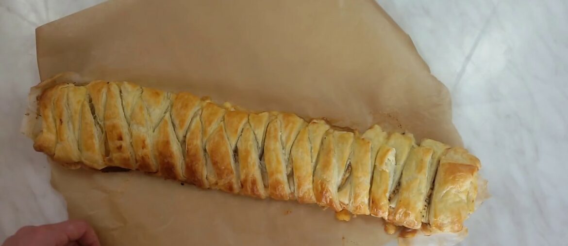 Zapiekana pierś z kurczaka w cieście francuskim. French pastry and chicken casserole recipe.