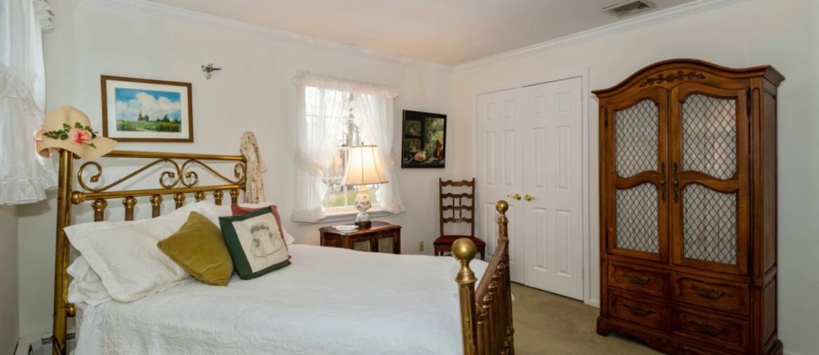 10  Saw Mill Lane, Cold Spring Harbor, NY 11724