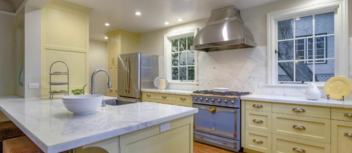 TUDOR HOME WITH TIMELESS ELEGANT UPDATES TUDOR HOME WITH TIMELESS ELEGANT UPDATES