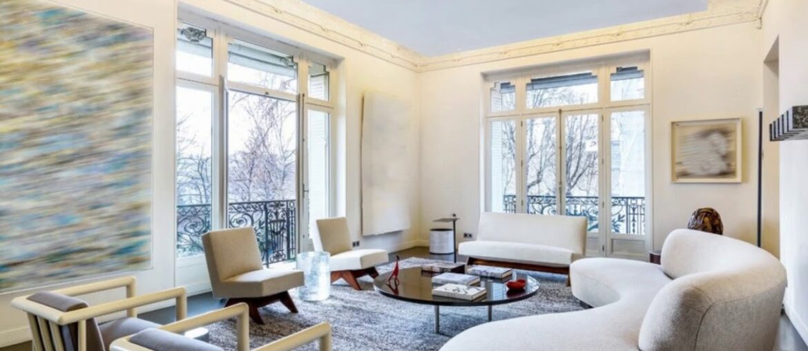 EXCEPTIONAL SPLIT-LEVEL APARTMENT OVERLOOKING THE CHAMP-DE-MARS