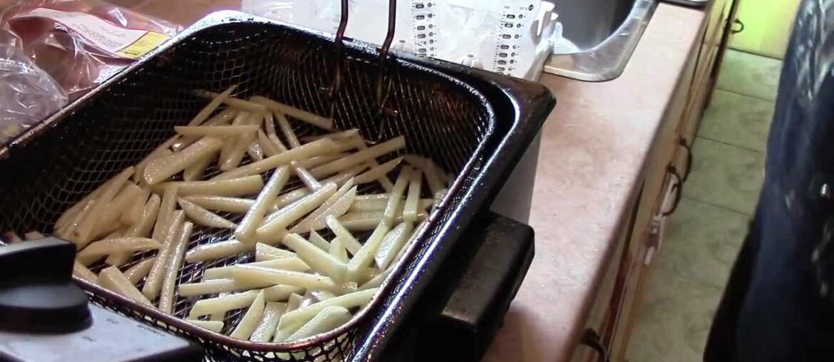 HOW TO MAKE HOME MADE FRENCH FRIES ( MCDONALDS RECIPE )!!