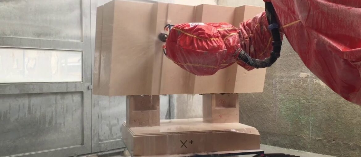 Robots and Masons Craft a Wavy Wall of Solid Stone at France’s Delas Frères Winery