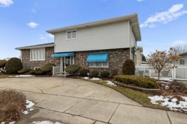 5637 W 102nd Street Oak Lawn, IL | ColdwellBankerHomes.com