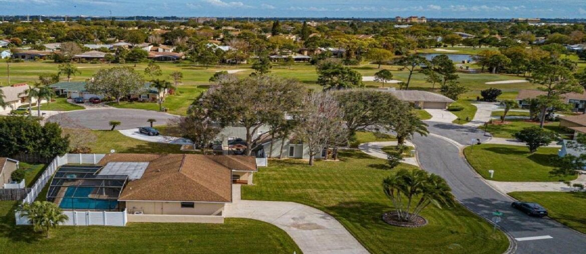 931 Preston Trail, Melbourne, FL Presented by Karen Coville.