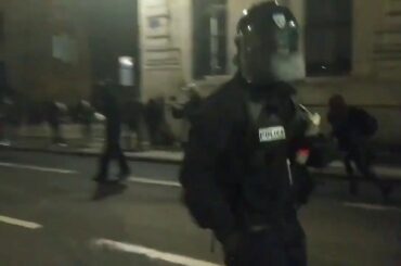 French police kick and beat protesters with batons in Bordeaux