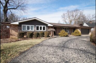 Homes for sale in Peoria IL – 369 E High Point Road, Peoria IL