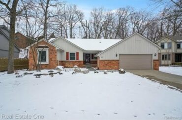 887 Woodridge Crt, Rochester Hills, MI - 2200010942