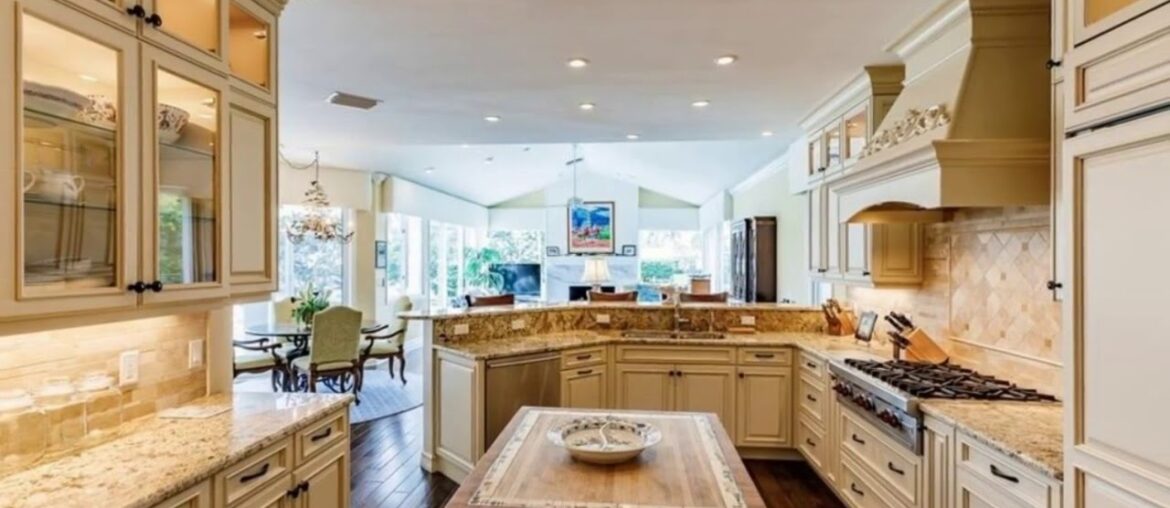 FABULOUS BERMUDA-INSPIRED RESIDENCE FABULOUS BERMUDA-INSPIRED RESIDENCE