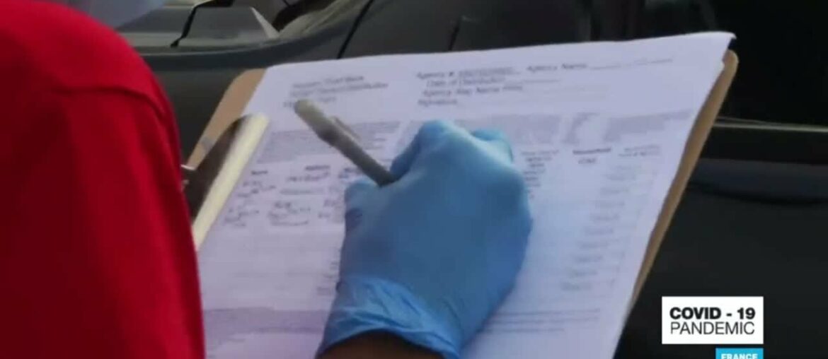 Coronavirus - US: Volunteers distribute food to those who have lost jobs or income