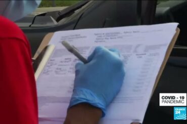 Coronavirus - US: Volunteers distribute food to those who have lost jobs or income