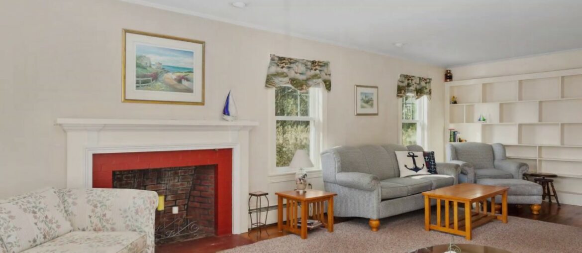 10 Gosnold Street, Hyannis, MA 02601