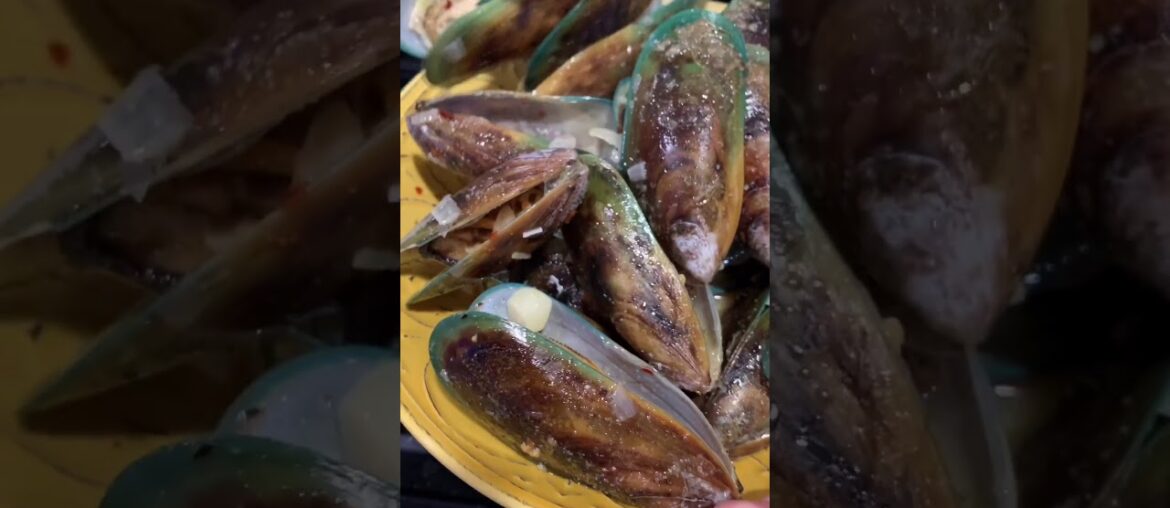 How to Make Mussels in White Wine and Garlic Sauce