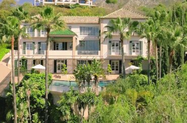 Spacious Provincial Style Family Estate in Marbella Hill Club, Golden Mile