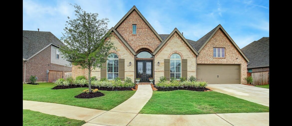 Fabulous Living in Fulbrook on Fulshear Creek!