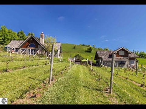 10702 NE Hill Top Road, Suttons Bay, MI – 1873702 10702 NE Hill Top Road, Suttons Bay, MI - 1873702