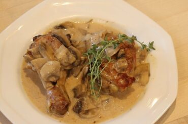 French Chef Shows How to Make Poulet au jus, Champignons a Pa Crème